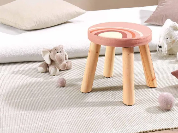 Taburete infantil con almacenamiento y patas de madera.