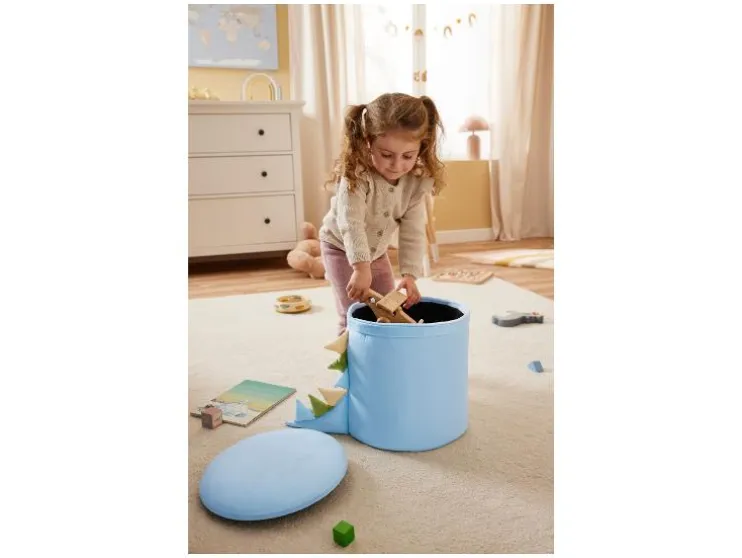 Taburete infantil con almacenamiento y patas de madera.