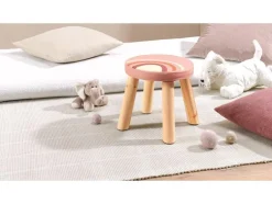 Taburete infantil con almacenamiento y patas de madera.