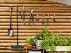 Tijeras de jardín Fiskars, bypass, hoja de acero de precisión, con revestimiento antiadherente.