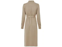 Vestido camisero de mujer, con aberturas laterales.