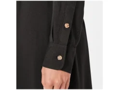 Vestido camisero de mujer, con aberturas laterales.