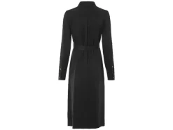 Vestido camisero de mujer, con aberturas laterales.