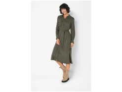 Vestido camisero de mujer, con aberturas laterales.