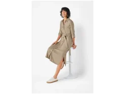 Vestido camisero de mujer, con aberturas laterales.