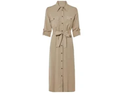 Vestido camisero de mujer, con aberturas laterales.