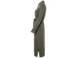 Vestido camisero de mujer, con aberturas laterales.