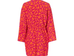 Vestido cruzado de mujer con textura arrugada moderna.