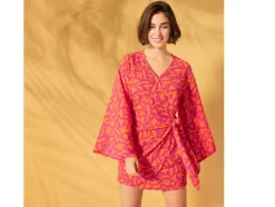 Vestido cruzado de mujer con textura arrugada moderna.