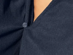 Vestido cruzado de mujer con textura arrugada moderna.
