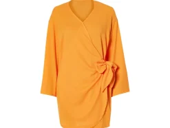 Vestido cruzado de mujer con textura arrugada moderna.