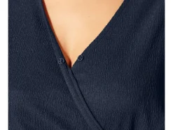 Vestido cruzado de mujer con textura arrugada moderna.
