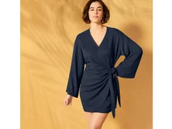 Vestido cruzado de mujer con textura arrugada moderna.