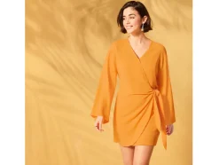 Vestido cruzado de mujer con textura arrugada moderna.