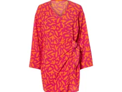 Vestido cruzado de mujer con textura arrugada moderna.