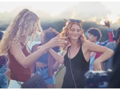 Vestido de ganchillo para mujer, de corte ceñido.
