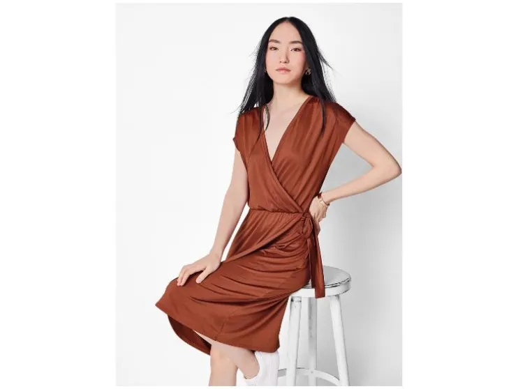 Vestido de mujer, efecto cruzado.