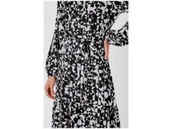 Vestido de mujer, en longitud midi moderna.