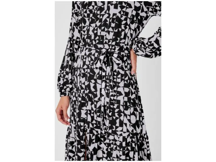 Vestido de mujer, en longitud midi moderna.