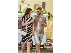 Vestido de mujer en tejido arrugado de moda.