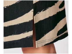 Vestido de mujer en tejido arrugado de moda.