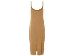 Vestido de mujer en tejido arrugado de moda.
