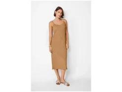 Vestido de mujer en tejido arrugado de moda.