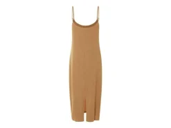 Vestido de mujer en tejido arrugado de moda.