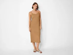 Vestido de mujer en tejido arrugado de moda.