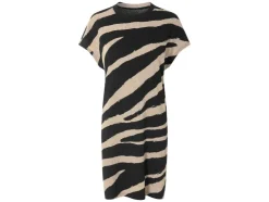 Vestido de mujer en tejido arrugado de moda.