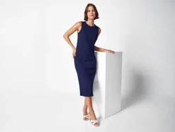 Vestido de mujer en tejido arrugado de moda.