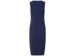 Vestido de mujer en tejido arrugado de moda.