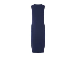 Vestido de mujer en tejido arrugado de moda.