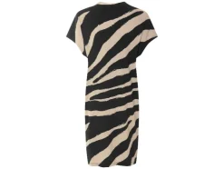 Vestido de mujer en tejido arrugado de moda.