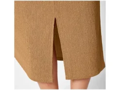 Vestido de mujer en tejido arrugado de moda.