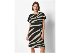 Vestido de mujer en tejido arrugado de moda.