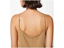 Vestido de mujer en tejido arrugado de moda.