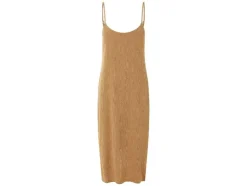 Vestido de mujer en tejido arrugado de moda.