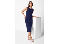 Vestido de mujer en tejido arrugado de moda.