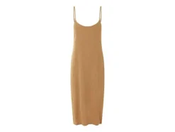 Vestido de mujer en tejido arrugado de moda.