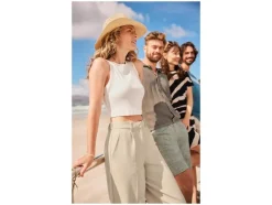 Vestido de mujer en tejido arrugado de moda.