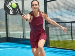 Vestido deportivo de mujer para tenis/pádel con short integrado.
