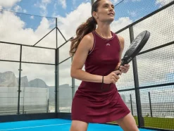 Vestido deportivo de mujer para tenis/pádel con short integrado.