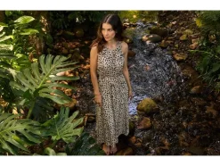 Vestido largo de mujer, con tirante halter para atar.