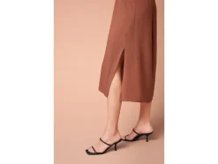 Vestido túnica de mujer con aberturas laterales.