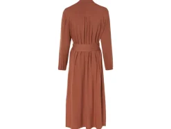 Vestido túnica de mujer con aberturas laterales.