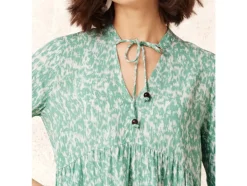Vestido túnica de mujer con cordones decorativos.
