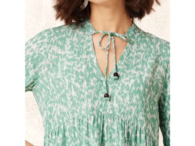 Vestido túnica de mujer con cordones decorativos.