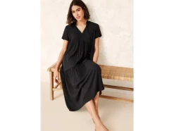 Vestido túnica de mujer con cordones decorativos.