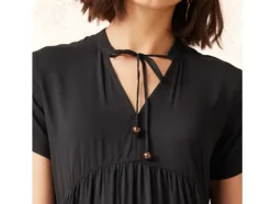 Vestido túnica de mujer con cordones decorativos.